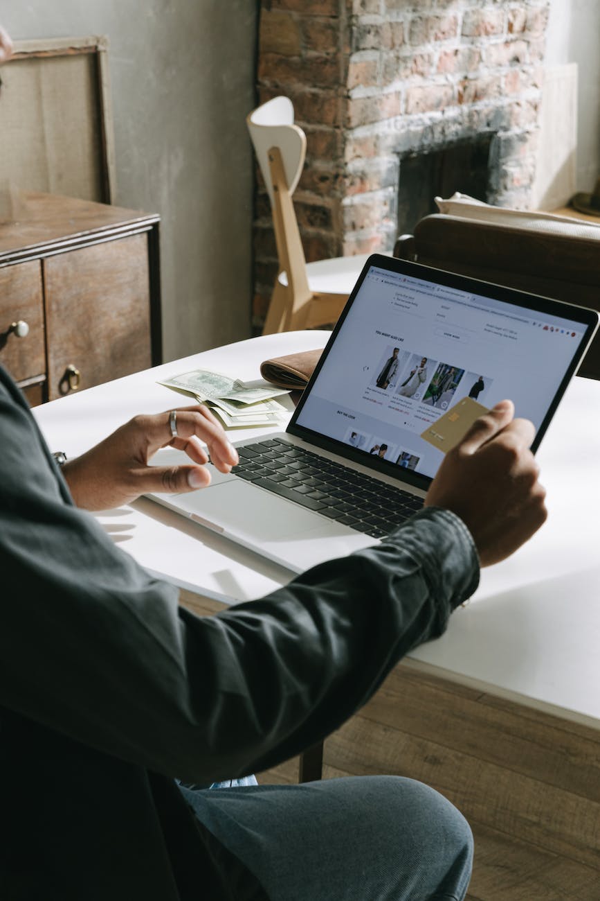 Online shoppen op laptop